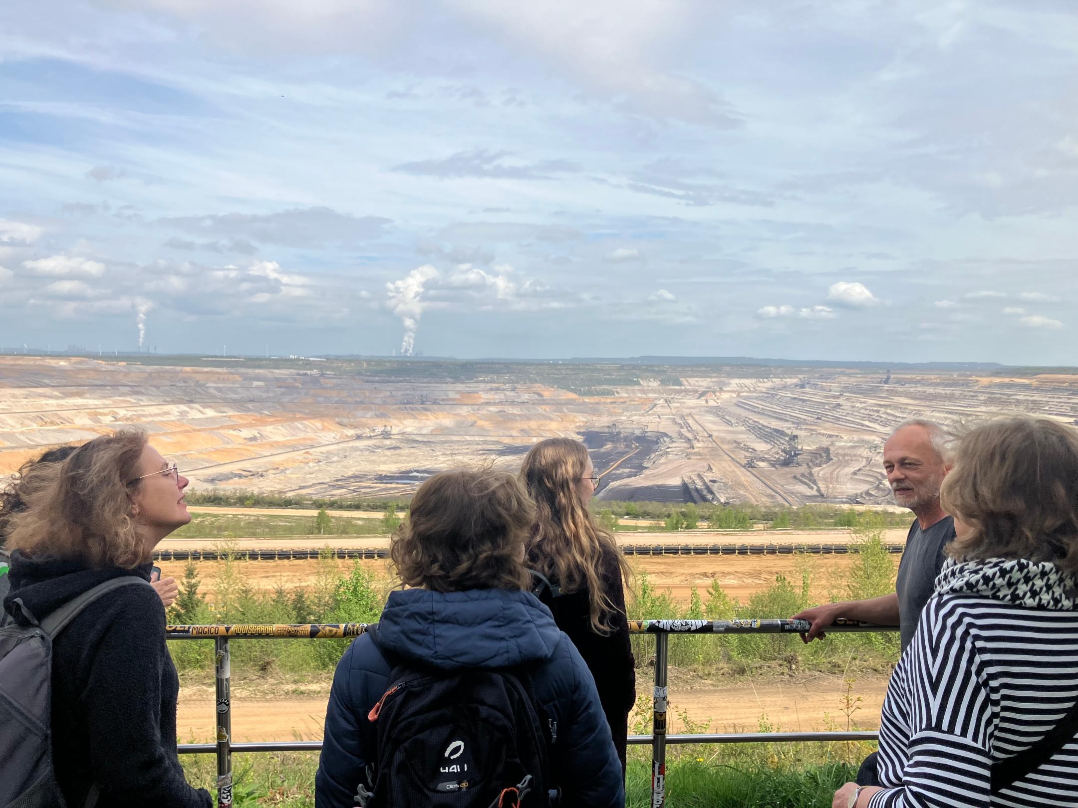 Erläuterunegn am Tagebau Hambach mit Blick in die gewaltige Grube