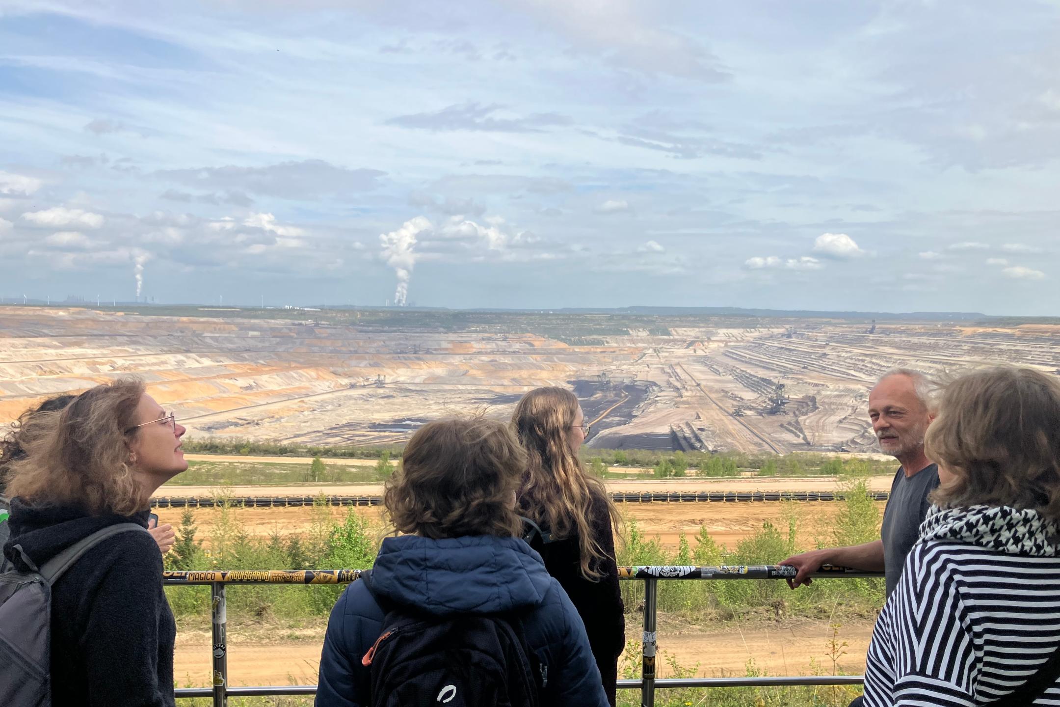 Erläuterunegn am Tagebau Hambach mit Blick in die gewaltige Grube