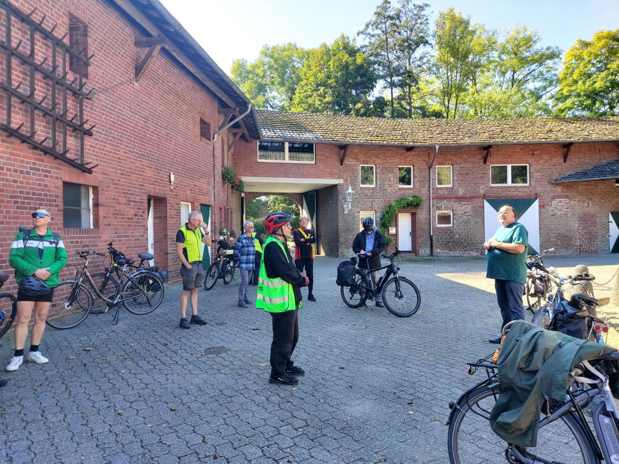 Teilehmende der Denkmaltour auf dem Winzenhof