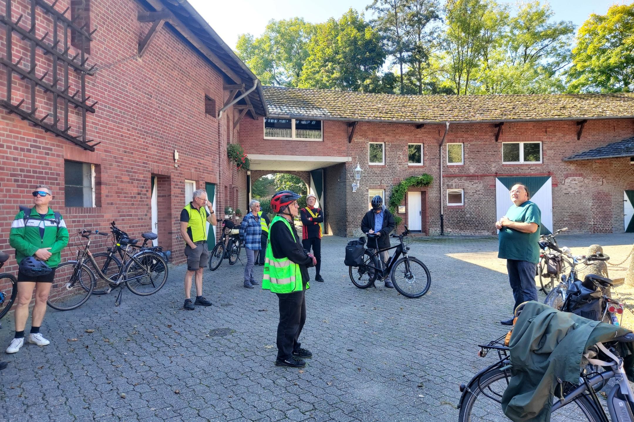 Teilehmende der Denkmaltour auf dem Winzenhof
