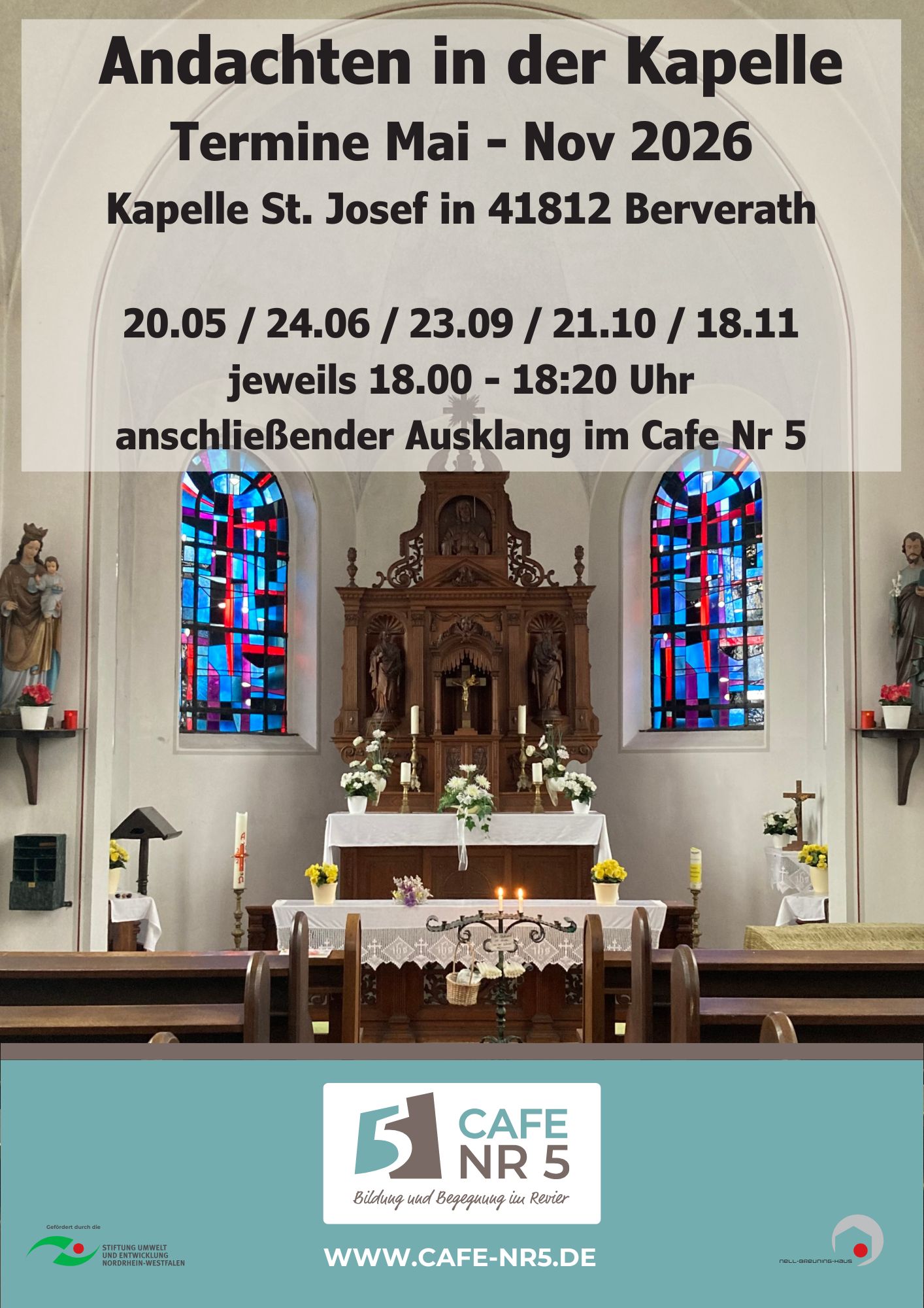 Innenraum einer Kapelle mit Altar, zwei bunten Glasfenstern und Statuen links und rechts. Andachten in der Kapelle St. Josef in 41812 Berverath. Termine:  Mai - Nov 2026 am 20.05 / 24.06 / 23.09 / 21.10 / 18.11 jeweils 18.00 - 18:20 Uhr anschließender Ausklang im Cafe Nr 5