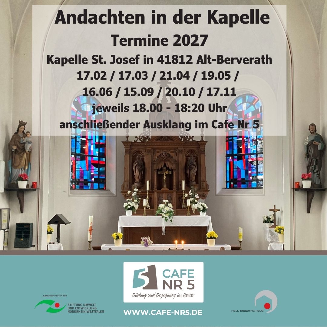 Innenraum einer Kapelle mit Altar, zwei bunten Glasfenstern und Text zu Andachten 2027 in der Kapelle St. Josef in Alt-Berverath