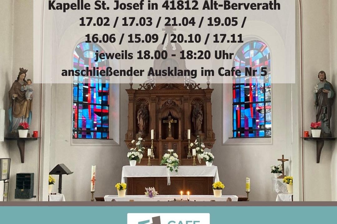 Innenraum einer Kapelle mit Altar, zwei bunten Glasfenstern und Text zu Andachten 2027 in der Kapelle St. Josef in Alt-Berverath