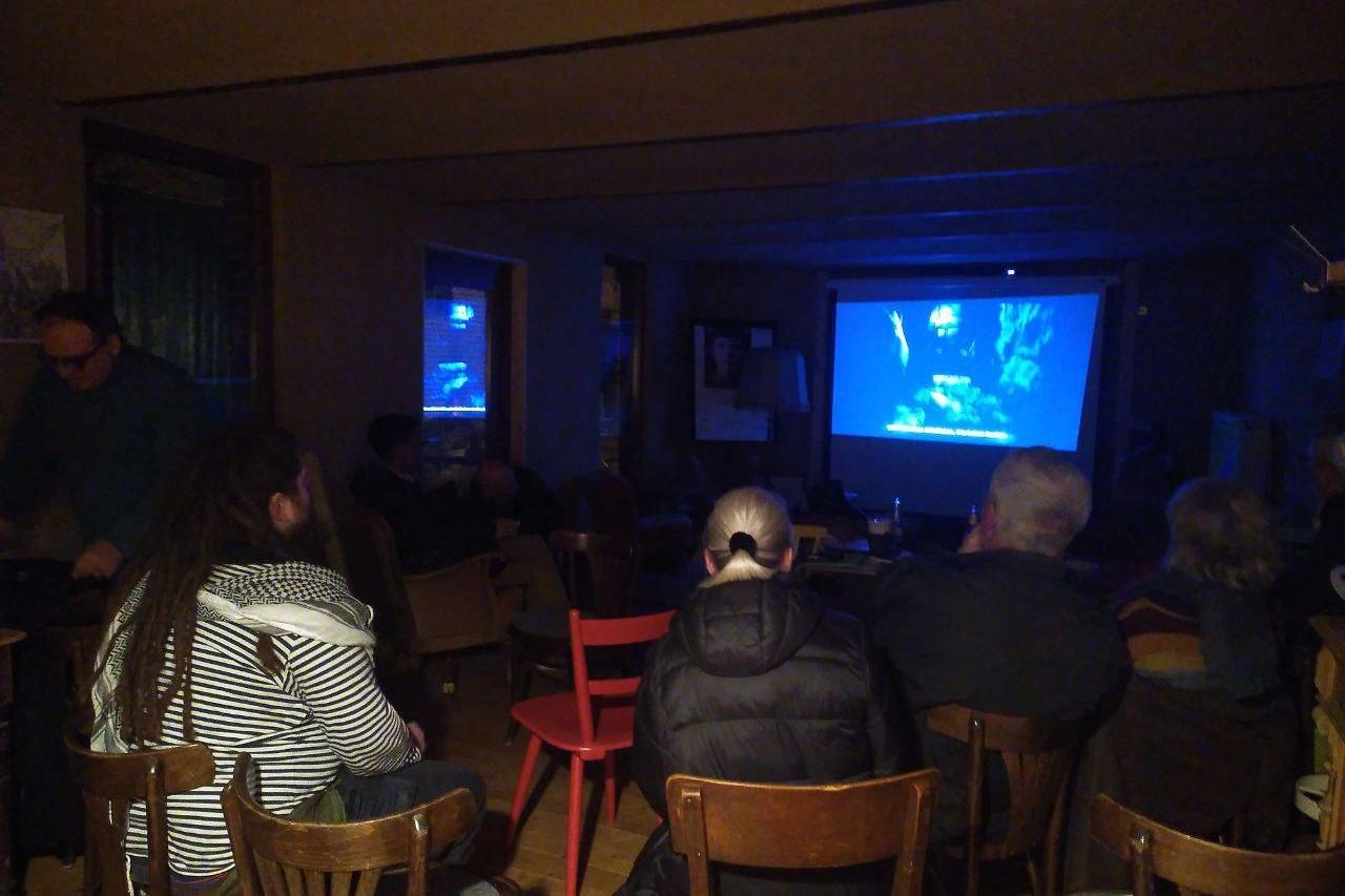 Gäste bei der Filvorführung im Cafe Nr5