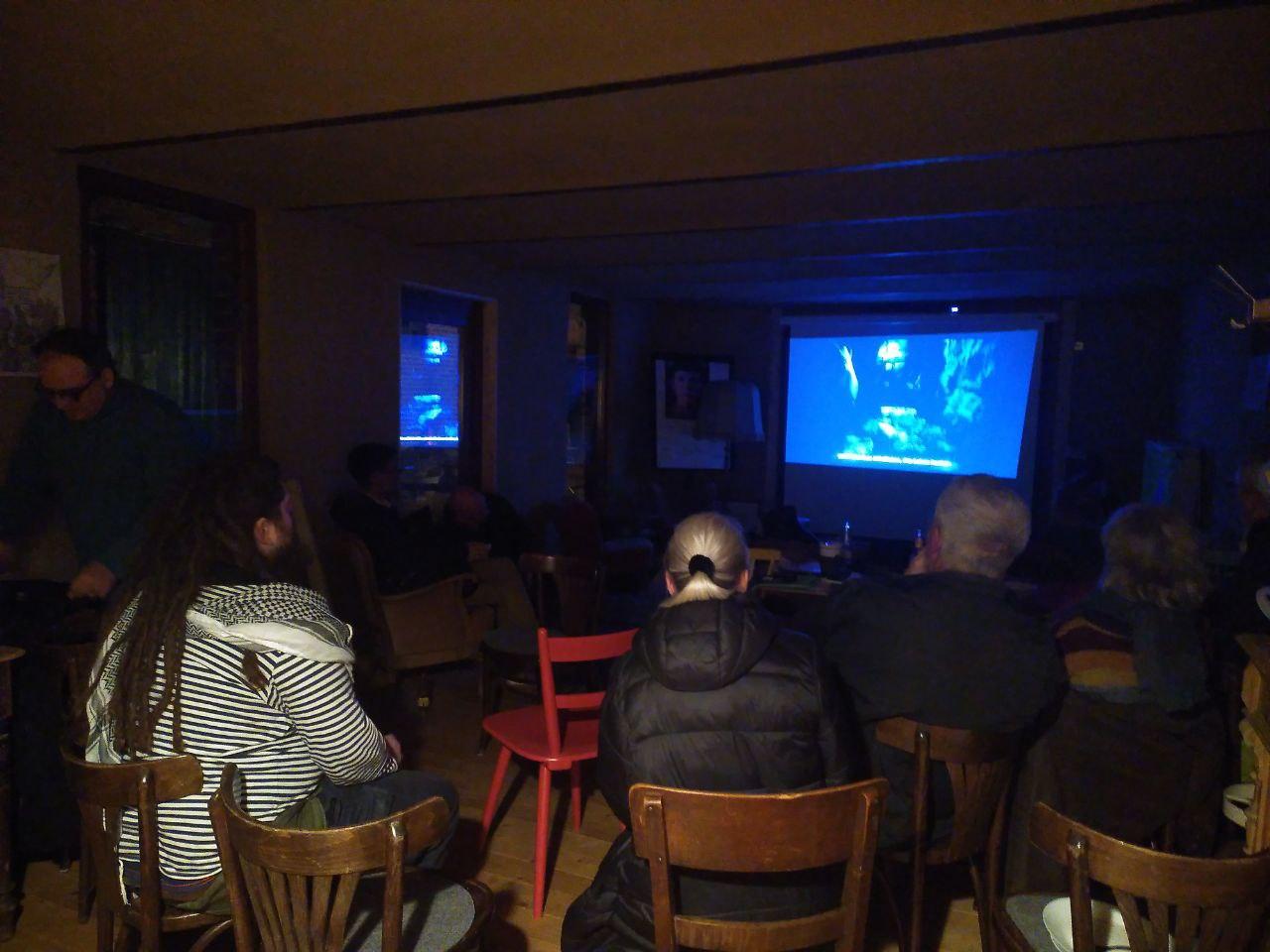 Gäste bei der Filvorführung im Cafe Nr5