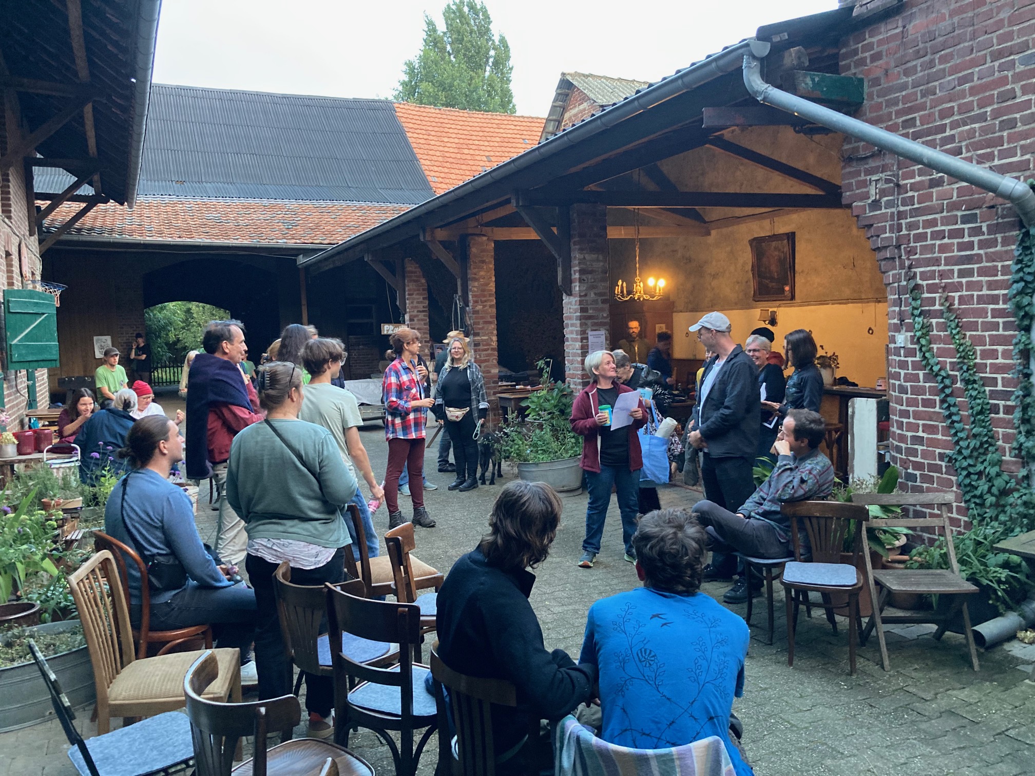 Nachgespräch zum Film mit Filmemacher Lukas Reiter, Menschen im Kreis auf dem Hof