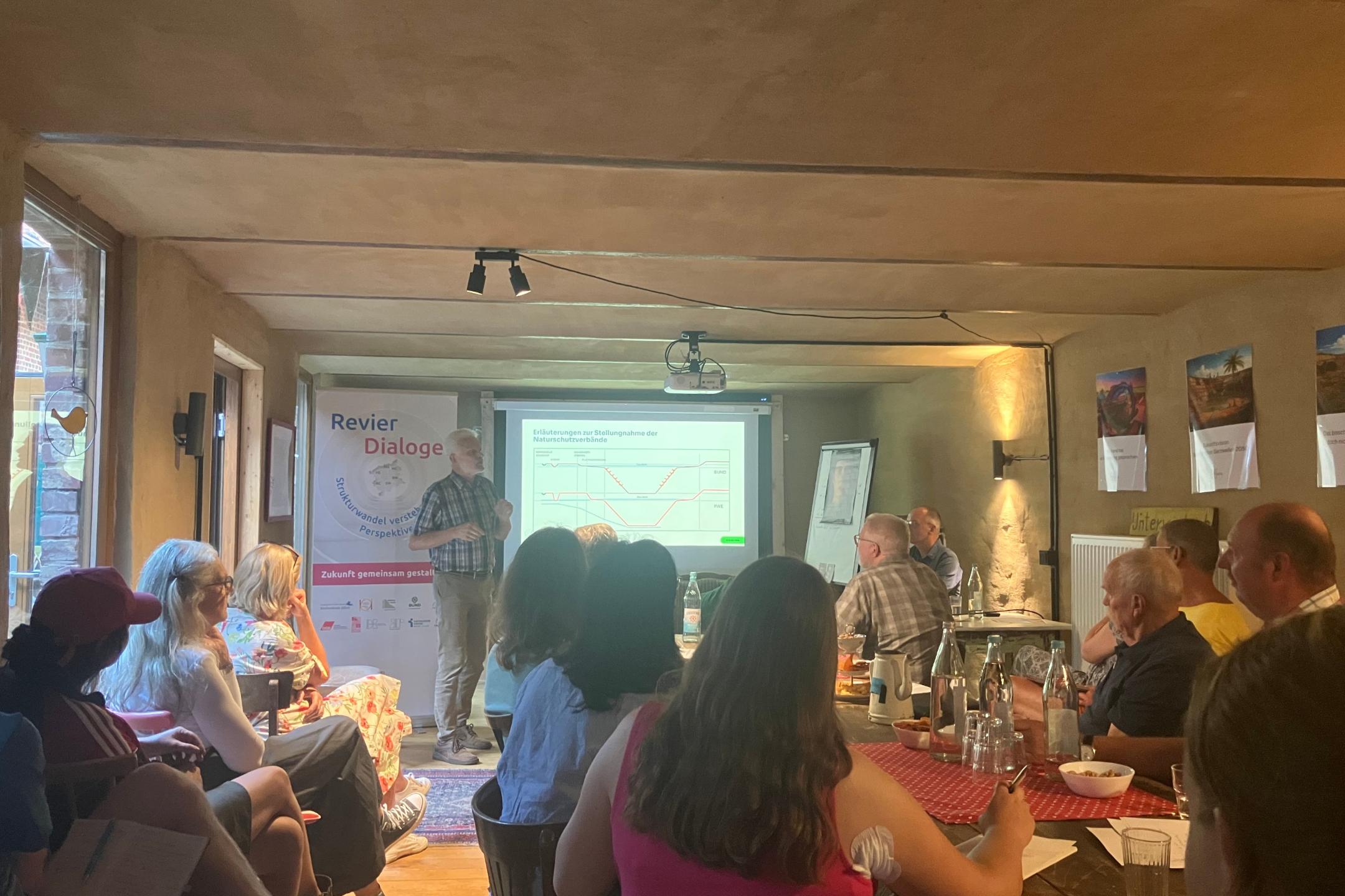 Blick ins Plenum des 13. RevierDialogs des Netzwerks Revier WIRd Region im Cafe Nr 5