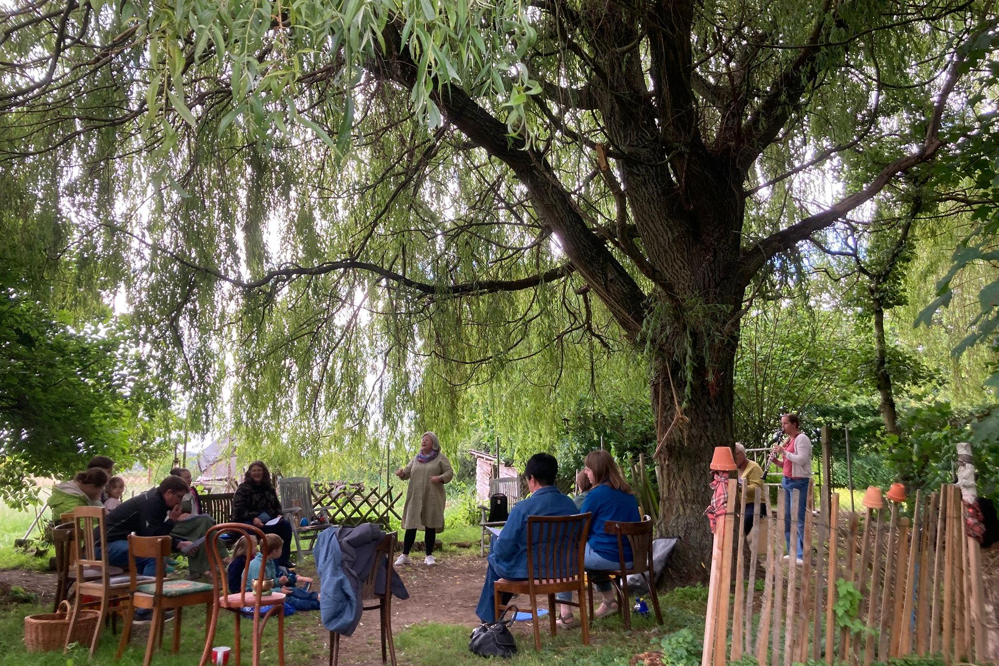 Eindrücke der Kleinkinderkirche unter der Trauerweide im Garten des Schwalbenhofs