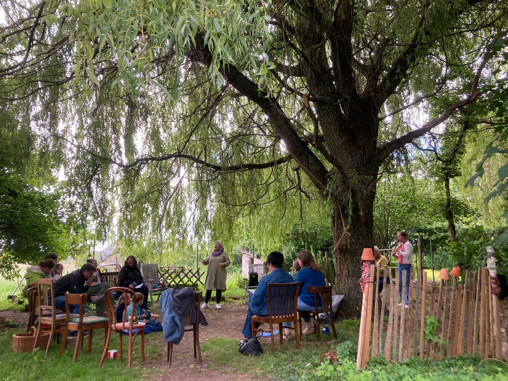Eindrücke der Kleinkinderkirche unter der Trauerweide im Garten des Schwalbenhofs