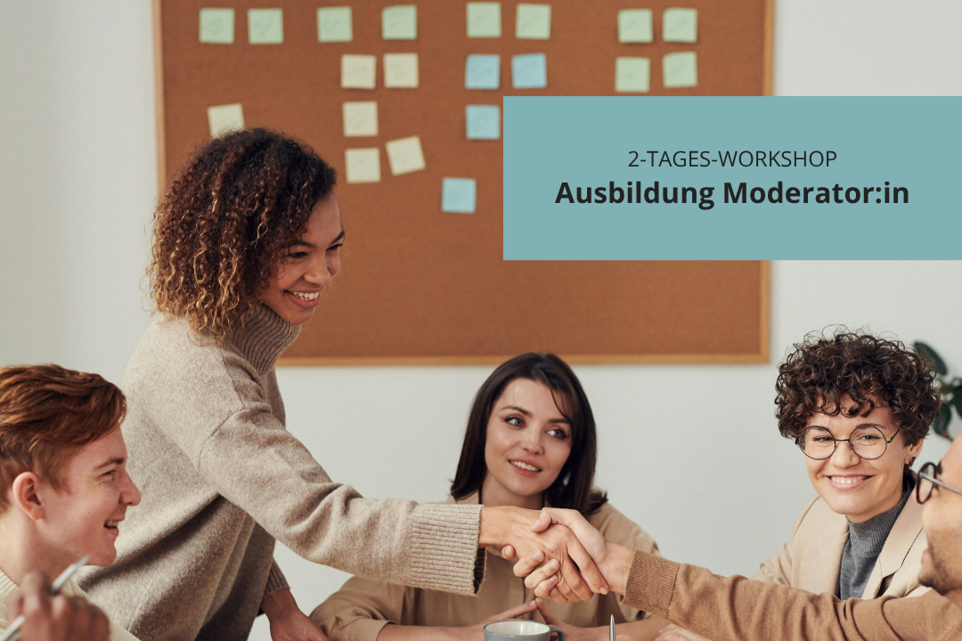 Share Pic mit türkiser Box mit schwarzem Text '2-Tages-Workshop Ausbildung Moderator:in' rechts oben. Unten auf weißem Hintergrund das Cafe Nr 5 Logo, daneben weitere Details: 'Sa 31.05. + So 01.06. | 10 - 17 Uhr, Cafe Nr 5 | Berverath 2, 41812 Erkelenz. Dieser Workshop ist gut geeignet für Personen mit und ohne Moderationserfahrung.  Wir bitten um Anmeldung unter cafe-nr5.de/termine.' Im Hintergrund sitzen Menschen an einem hellen Holztisch mit Kaffeetassen und Schreibunterlagen vor sich. Eine Person steht und gibt einer anderen die Hand, alle lächeln.