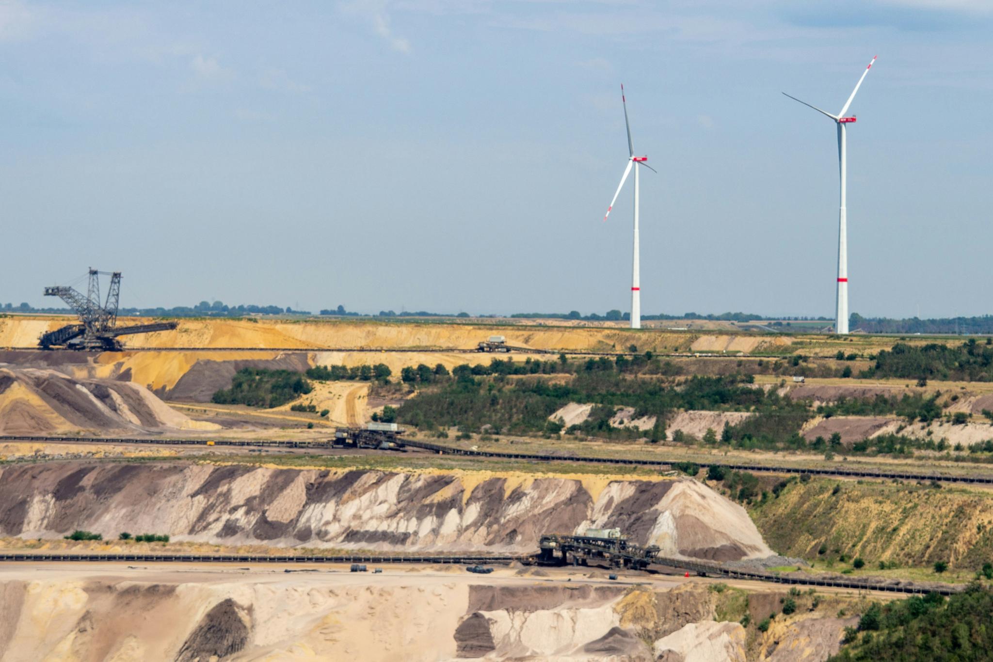 Braunkohletagebau und Windräder